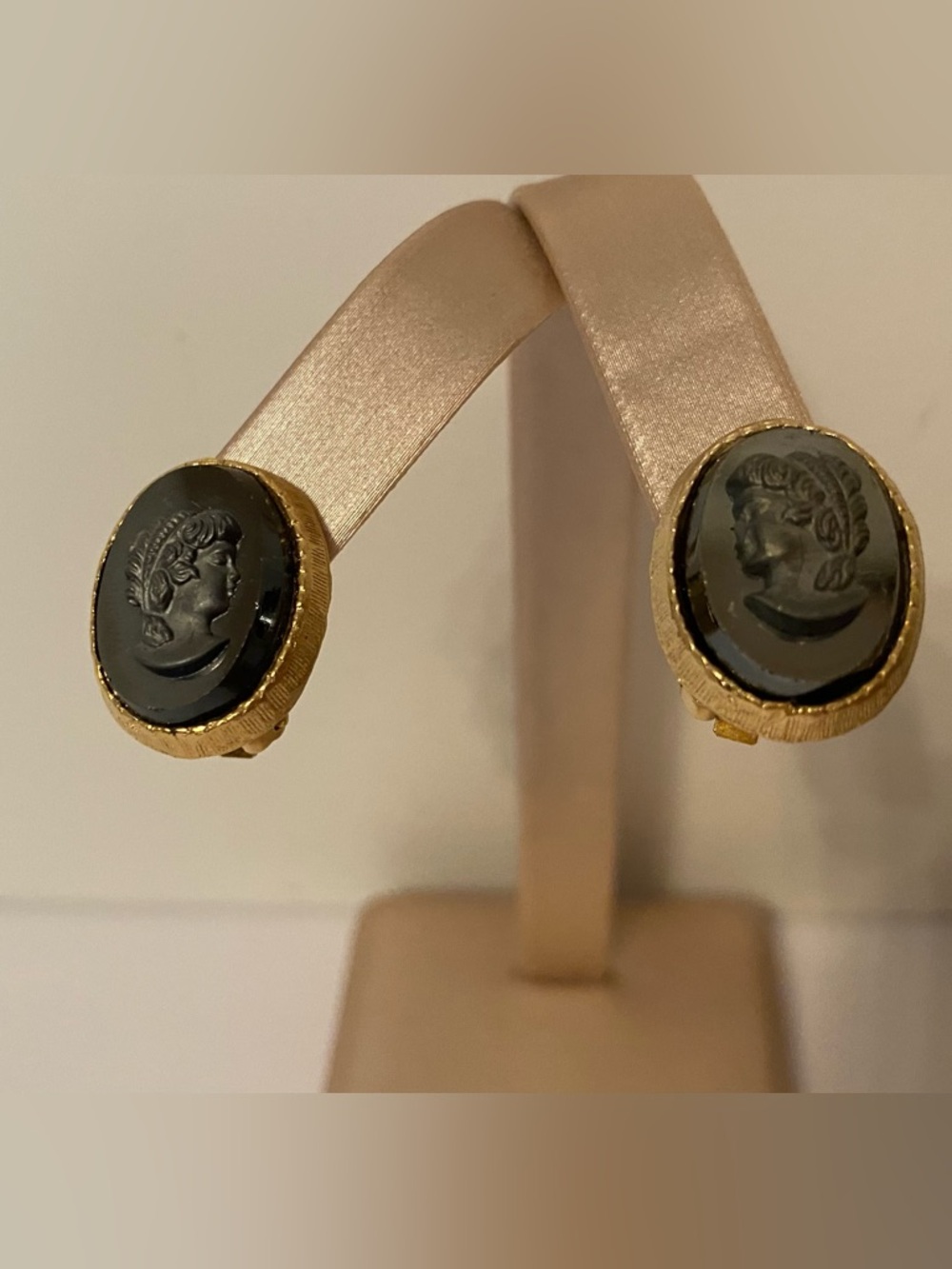VINTAGE INTAGLIO CAMEO BLACK GLASS GOLD TONE SETTING EARRINGS CLIP